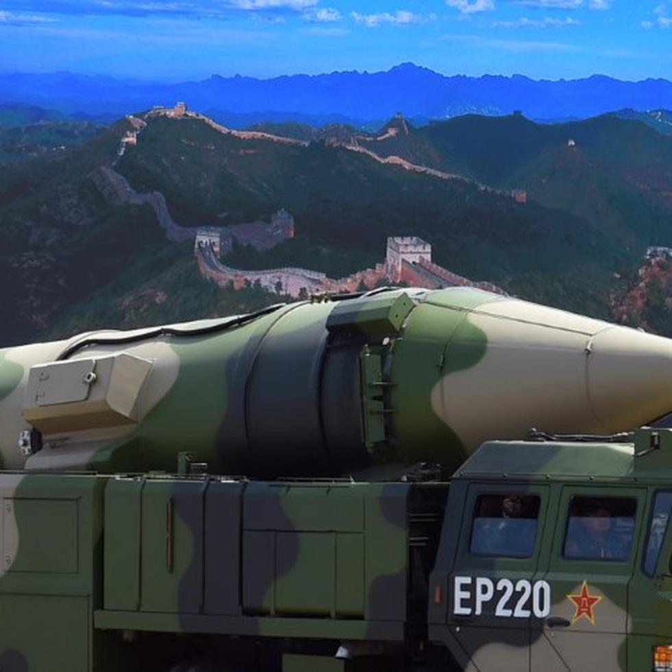 Un vehículo militar carga un misil DF- 21 D frente a una imagen de la Muralla China, en la plaza Tiananmen en Beijing. (AFP)