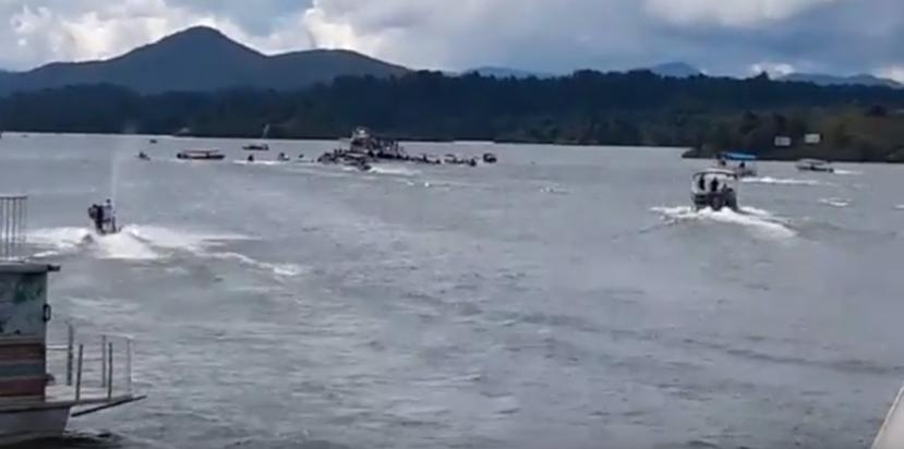 Botes y motoras acuáticas participan en el rescate de náufragos de la embarcación El Almirante, donde viajaban unas 150 personas. (Toma pantalla red mas noticias)