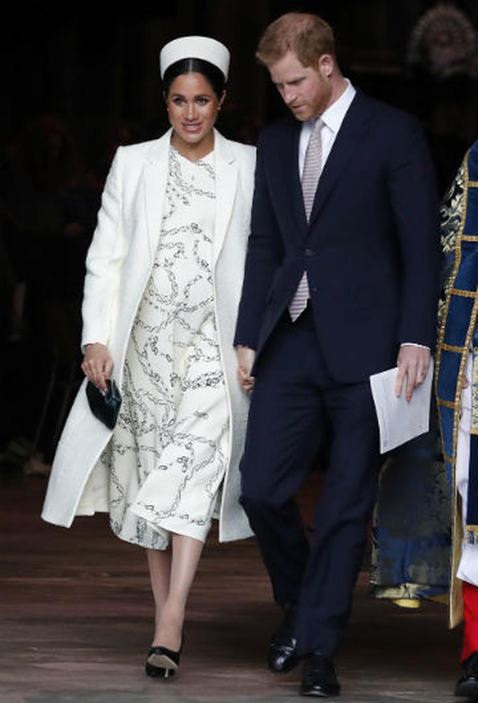 Para la celebración de los 50 años de la investidura de Charles como príncipe de Gales, Megan seleccionó un vestido en brocados plateados y dorados con abrigo blanco de Amanda Wakeley. (Archivo)