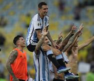 El argentino Ángel Di María es alzado por sus compañeros tras la victoria 1-0 ante Brasil por las eliminatorias del Mundial, el viernes 21 de noviembre de 2023, en Río de Janeiro.