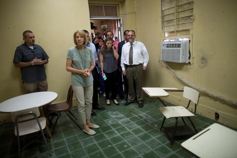 La secretaria de Educación de Estados Unidos, Betsy Devos, viajó a Puerto Rico y visitó escuelas públicas en la isla luego del huracán María. (GFR Media)