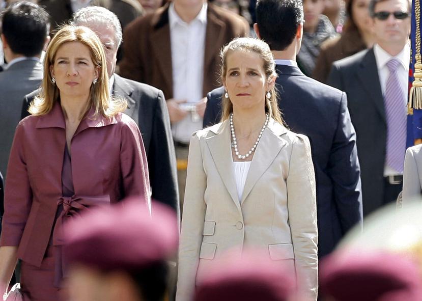 Las infantas Cristina y Elena se encontraban visitando a su padre, el rey emérito Juan Carlos I. (Foto: AP)