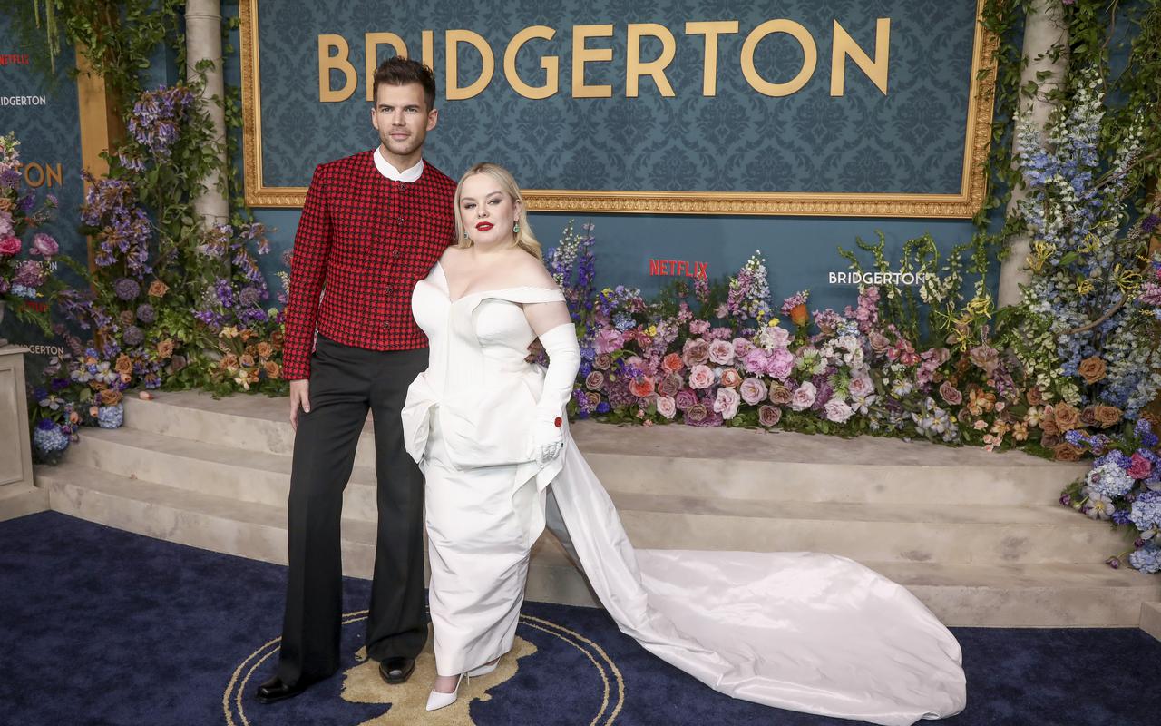 Las estrellas de "Bridgerton" lucen en el estreno mundial de su tercera temporada