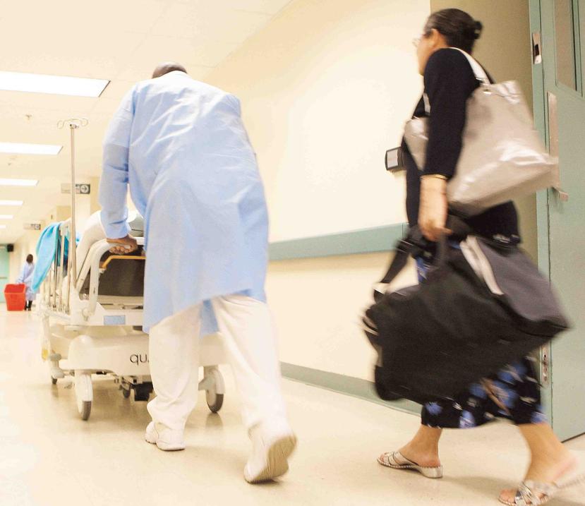 Un enfermero transporta a un paciente por los pasillos de un hospital. (GFR Media)