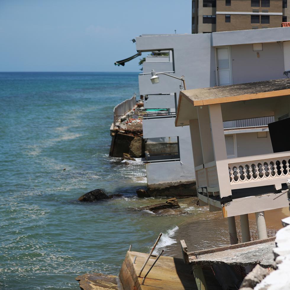 El plan tentativo publicado en noviembre de 2020 establece que, en Rincón, la erosión costera se atendería mediante la colocación de revestimientos en piedra, una acción que es rechazada por líderes ambientales y académicos.