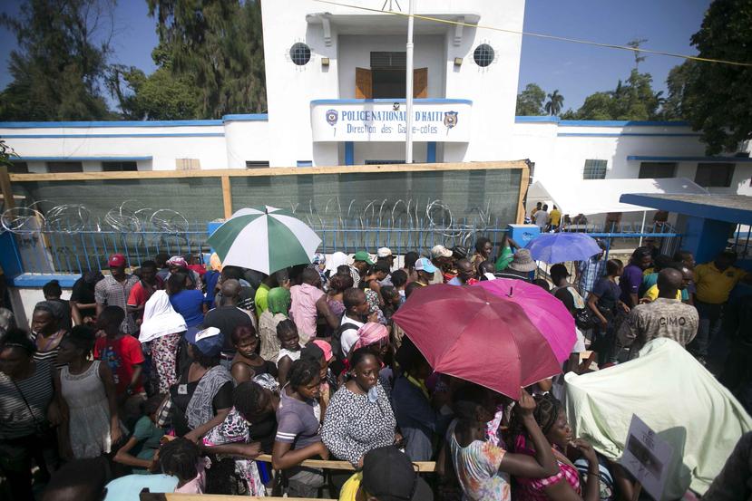 Unas personas forman una fila afuera de la base Killick de la Guardia Costera de Haití para ser atendidos por médicos militares de Estados Unidos. (AP/Dieu Nalio Chery)