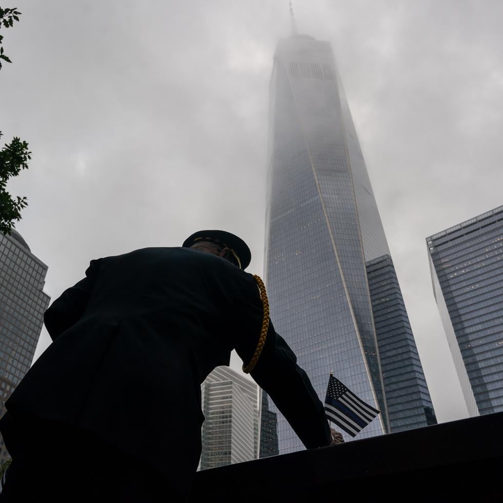 Sam Pulia planta banderas en el monumento que recuerda el 11 de septiembre, en Nueva York.