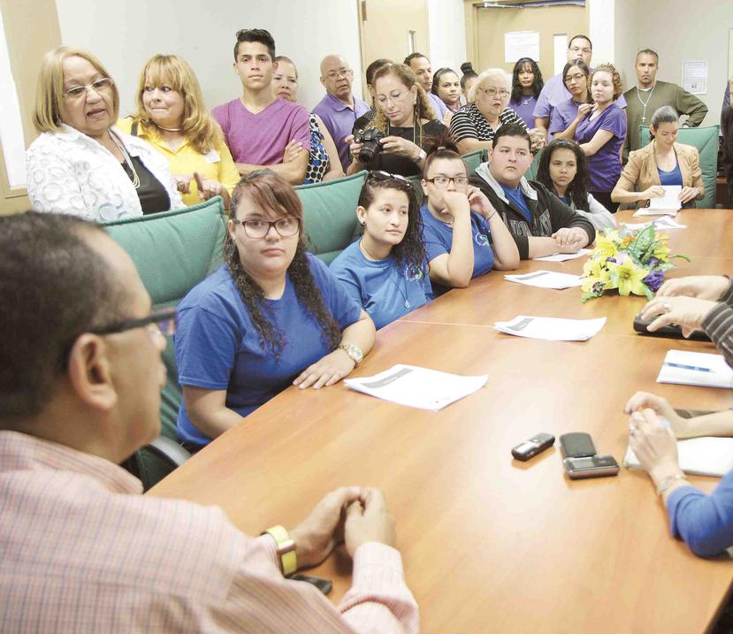 El senador Abel Nazario escuchó las experiencias de estudiantes matriculados en el Centro Sor Isolina Ferré de Ponce. (Suministrada)