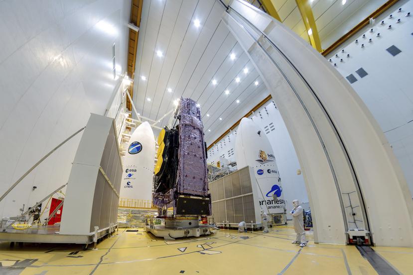 En esta imagen del sábado 11 de diciembre de 2021 cortesía de la Agencia Espacial Europea, se ve el Telescopio Espacial James Webb de la NASA durante su instalación en el cohete Ariane 5 que lo pondrá en órbita desde la Plataforma Espacial Europea en la Guyana Francesa.