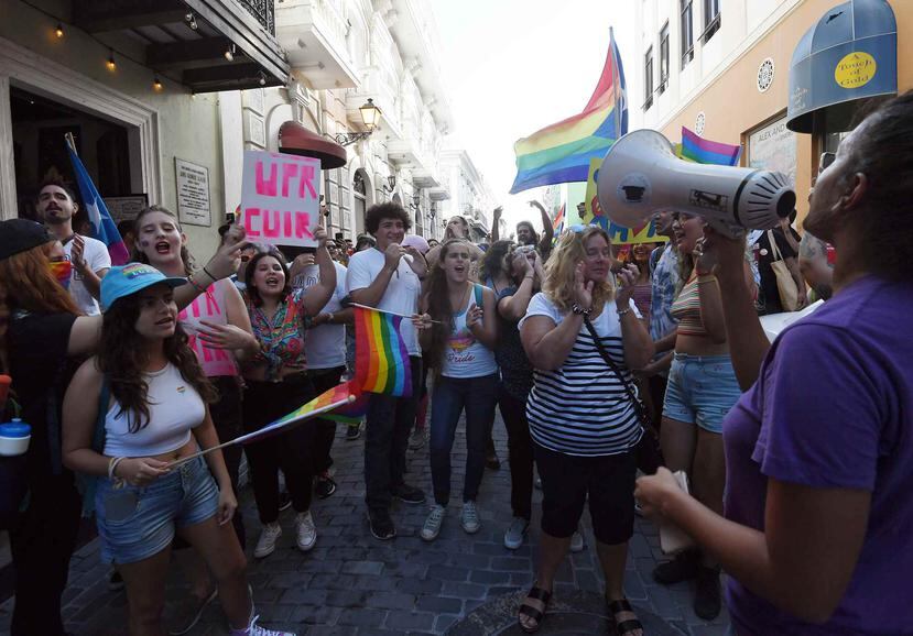 La manifestación, que alcanzó poco más de cien personas, mostró el arcoíris distintivo de la comunidad LGBTTIQ. Algunos manifestantes utilizaron pelucas, mientras que otros se dejaron sentir mediante el uso de panderos.