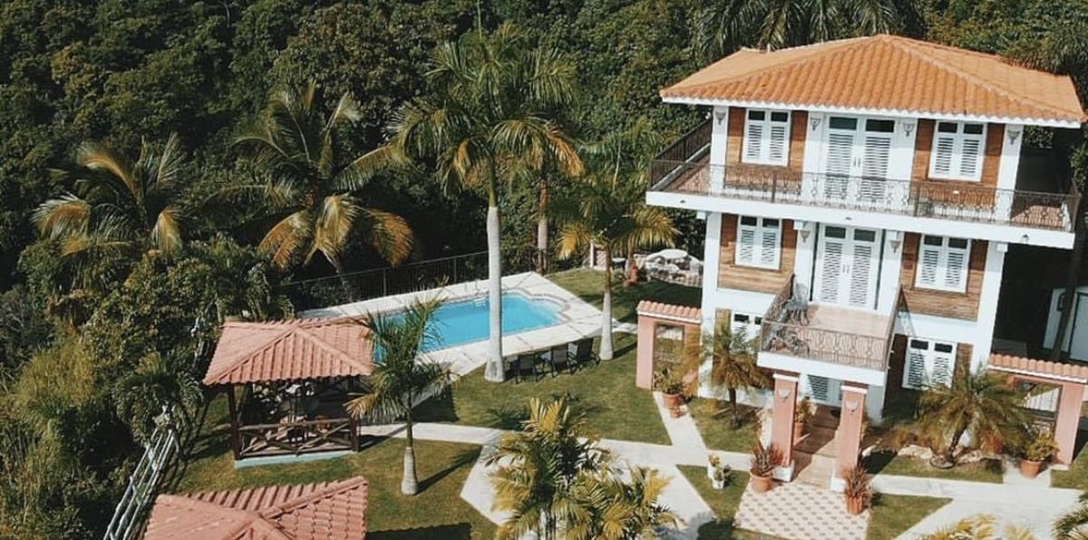 La Casa de Campo Apa, ubica en el sector Sierrita de Villalba, está rodeada de vegetación y tiene vista hacia el pueblo de Villalba y la isla Caja de Muertos.