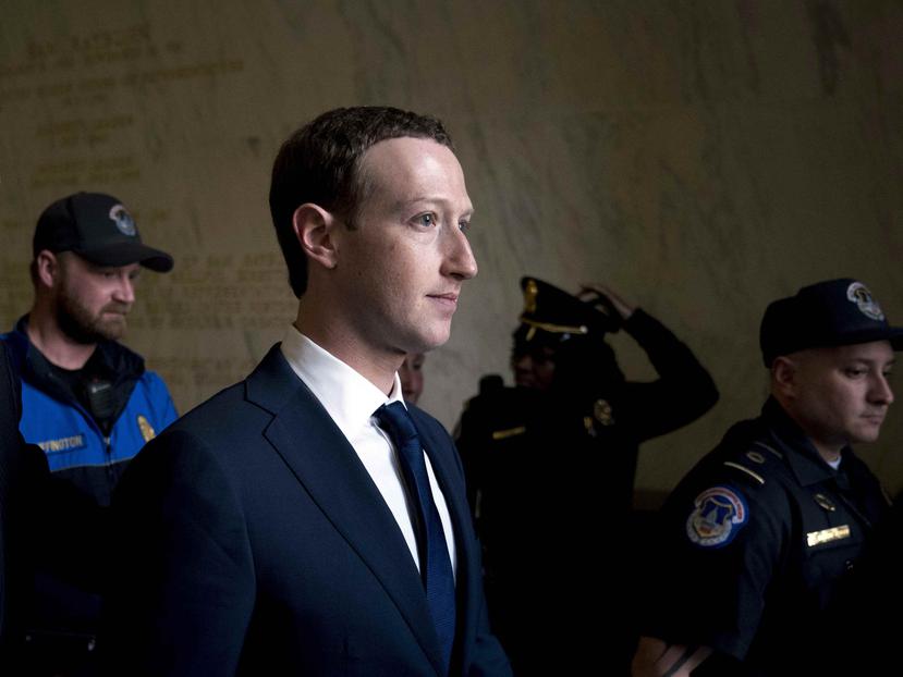 El director general de Facebook, Mark Zuckerberg, sale tras declarar ante el comité de Energía y Comercio de la Cámara de Representantes, en el Capitolio, en Washington. (AP)