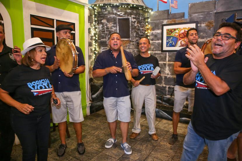 Líderes de organizaciones comunitarias en el centro de Florida llevaron una parranda al restaurante Pal’ Campo en Kissimmee para exhortar a los presentes a inscribirse como electores. Las elecciones son el 6 de noviembre.