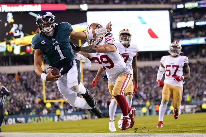 El quarterback de los Eagles de Filadelfia, Jalen Hurts, sale del campo durante la segunda parte del juego por el campeonato de la Conferencia Nacional de la NFL contra los 49ers de San Francisco.