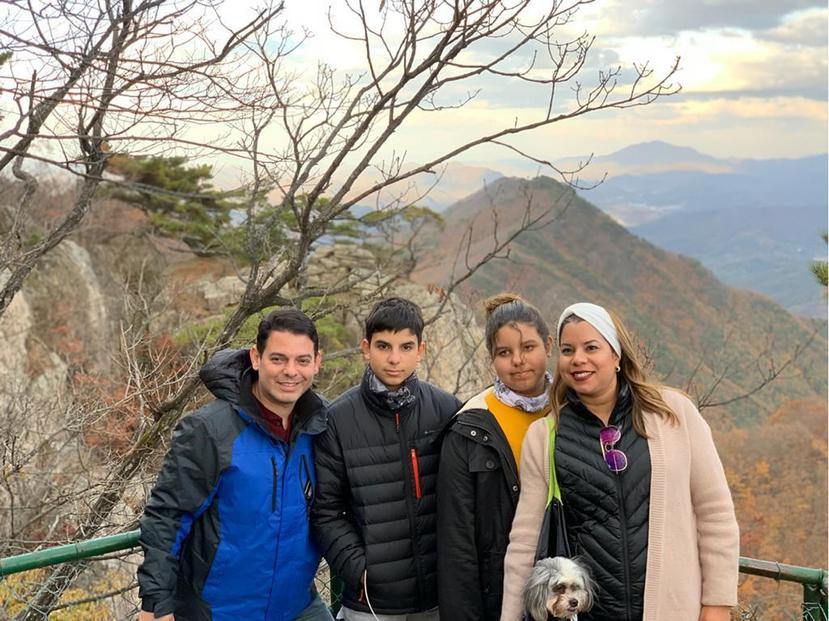 En la foto, Jack Negrón Nieves y Everlidis Rivera Ortiz, junto a sus hijos Jack Marco y Victoria, quienes residen en Songdo, Corea del Sur, hace casi dos años. (Suministrada)