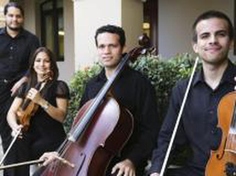 De izquierda a derecha: Kristian Pérez, arreglista junto al Conjunto CulturArte compuesto por Lorena Valdés, Gabriel Acevedo y José Manuel Villegas. (WANDALIZ.VEGA@GFRMEDIA.COM)