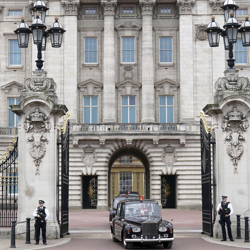 En este vehículo, la Corona del Estado Imperial, la Espada del Estado y la Gorra de Mantenimiento salen del Palacio de Buckingham para la Apertura Estatal del Parlamento en la Cámara de los Lores, en Londres.