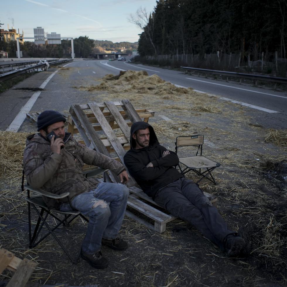 Agricultores, sentados en una barricada levantada en una autopista, en la que pasaron la noche, en Aix-en-Provence, en el sur de Francia, el 30 de enero.