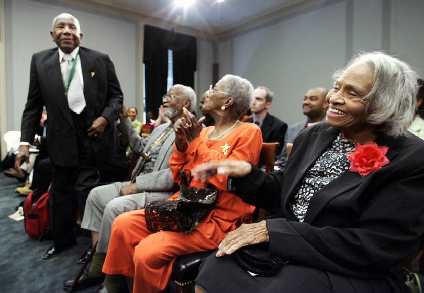 Hooker (a la extrema derecha) también fue miembro de la Comisión de disturbios raciales de Tulsa, ahora llamada Comisión de la Masacre de razas de Tulsa. (AP)