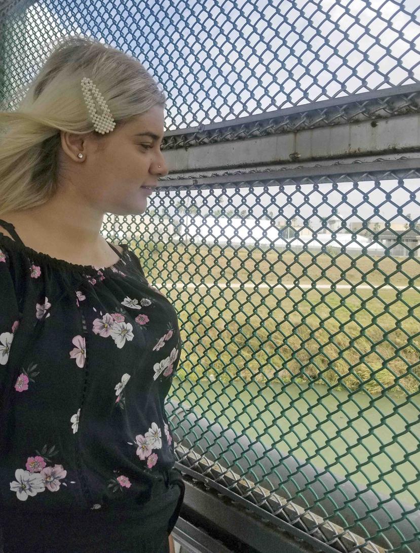 La foto del 17 de febrero de 2020 provista por la abogada Jodi Goodwin muestra a una adolescente venezolana llamada Branyerly en el puente internacional entre Brownsville, Texas, y Matamoros, México. (Jodi Goodwin vía AP)