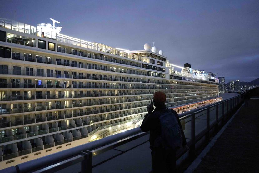 Una persona abordo del crucero World Dream atracado en Hong Kong. (AP)