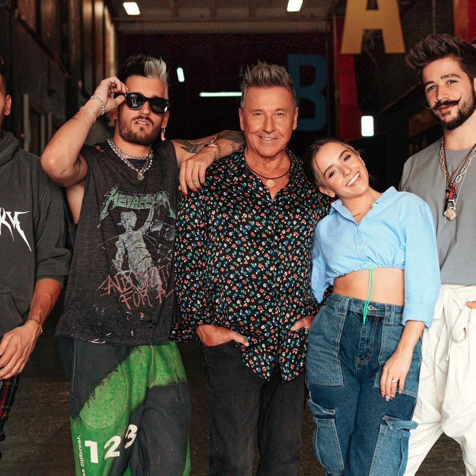 El cantante Ricardo Montaner, al centro, acompañado de sus hijos Ricky y Mau, y su hija Evaluna y su esposo Camilo.