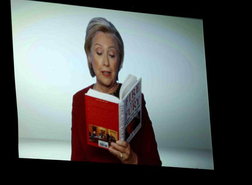 Hillary Clinton en una pantalla leyendo un fragmento de "Fire and Fury" durante un segmento en la 60a entrega anual de los premios Grammy. (AP)