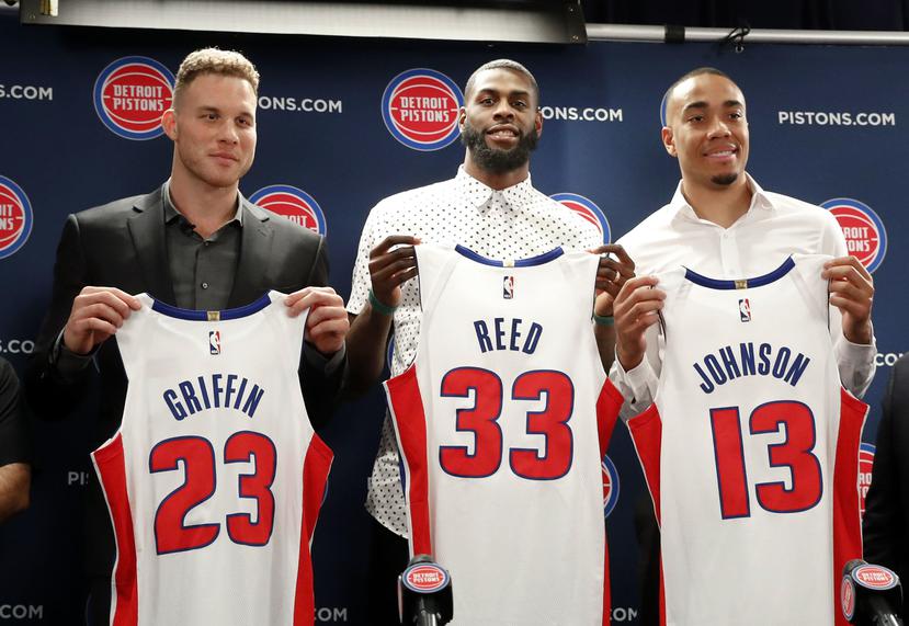 Blake Griffin, Willie Reed y Brice Johnson posa con sus nuevos uniformes durante la conferencia de prensa de los Pistons. (AP)