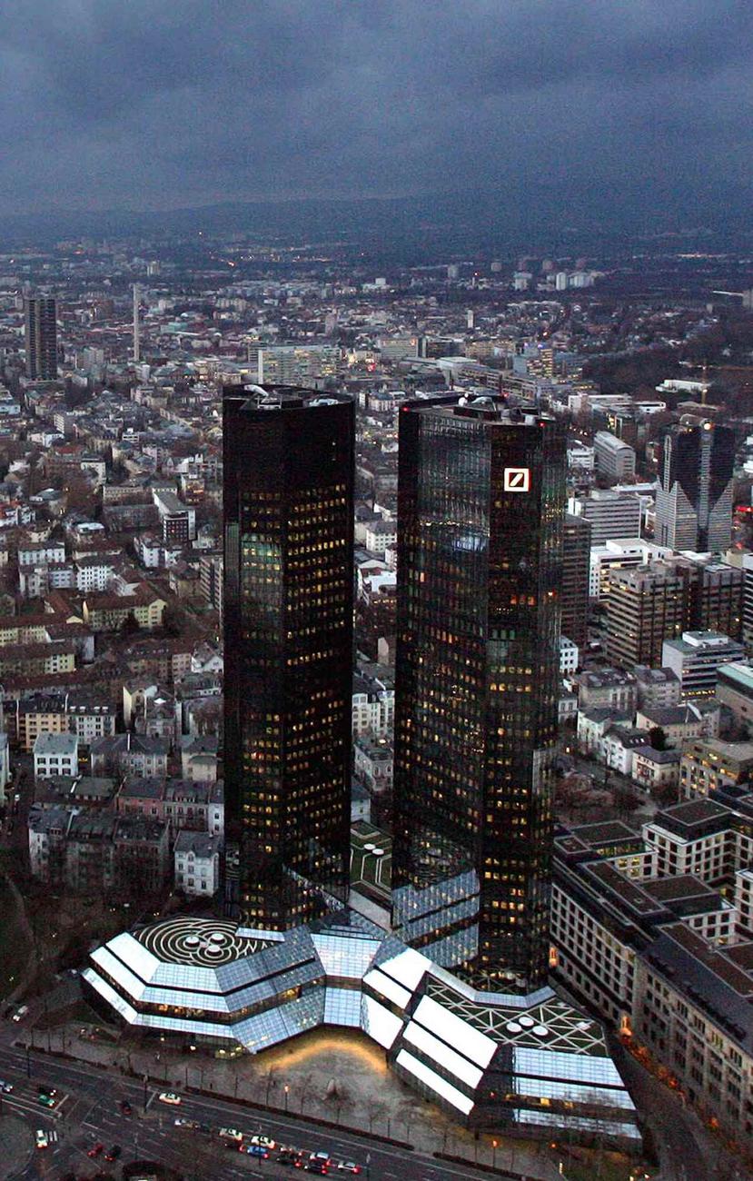 La sanción responde al papel desempeñado por Deutsche Bank en la comercialización de activos financieros respaldados con hipotecas basuras entre 2005 y 2007, los años previos al estallido de la crisis de 2008. (AP / Michael Probst)