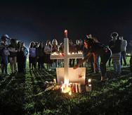 Miembros de la comunidad celebran una vigilia en honor a las 17 victimas de la masacre en la escuela superior Marjory Stoneman Douglas. (AP)