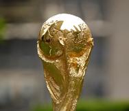 Se estima que alrededor 1.2 millones de personas de todas partes del mundo visiten Catar durante los 29 días del torneo. En la foto, el trofeo de la Copa del Mundo de fútbol.