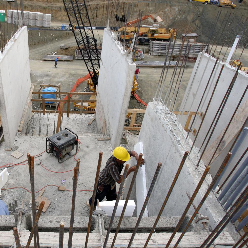 La industria de la construcción no ha podido tener continuidad en los proyectos de reconstrucción por la falta de fluidez de los fondos federales.
