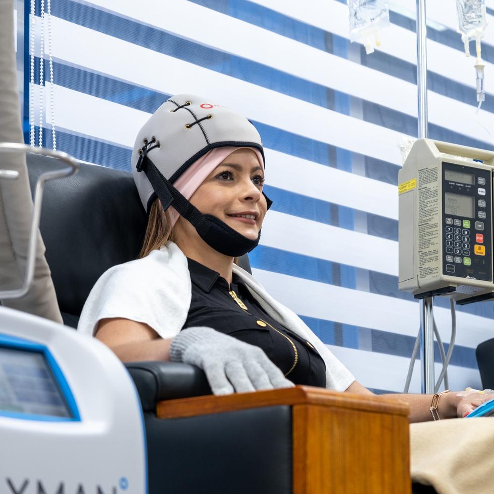 El “Scalp Cooling” es un sistema que puede ayudar a pacientes a trabajar con sus tratamientos contra el cáncer con mejor ánimo debido a que está indicado para ayudar a disminuir la pérdida de cabello que es inducida por ciertas quimioterapias.
