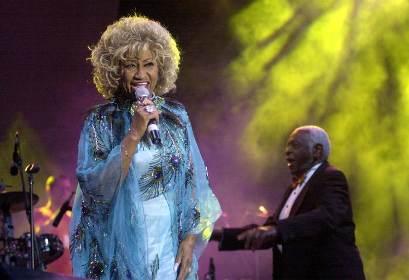 La cantante fenecida Celia Cruz, junto a su marido Perucho (detrás), durante una actuación en el Festival de Música Latina en Benicasim.