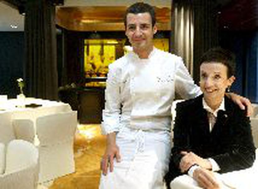 La cocinera Carme Ruscalleda, junto a su hijo Raúl Balam, que dirigirá el restaurante Moments del hotel Mandarín Oriental. Al lado, la portada de su nuevo libro. (EFE)
