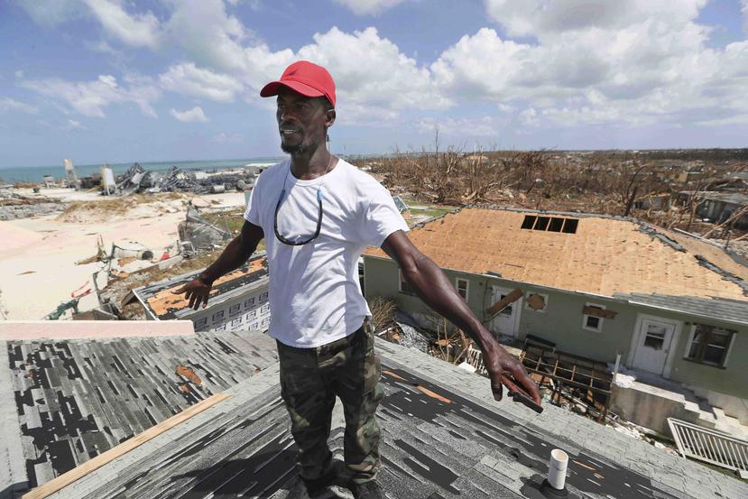 Jackson Blatch empieza a reparar el tejado de su casa en Marsh Harbor, en la Isla Ábaco, Bahamas. (AP/Fernando Llano)