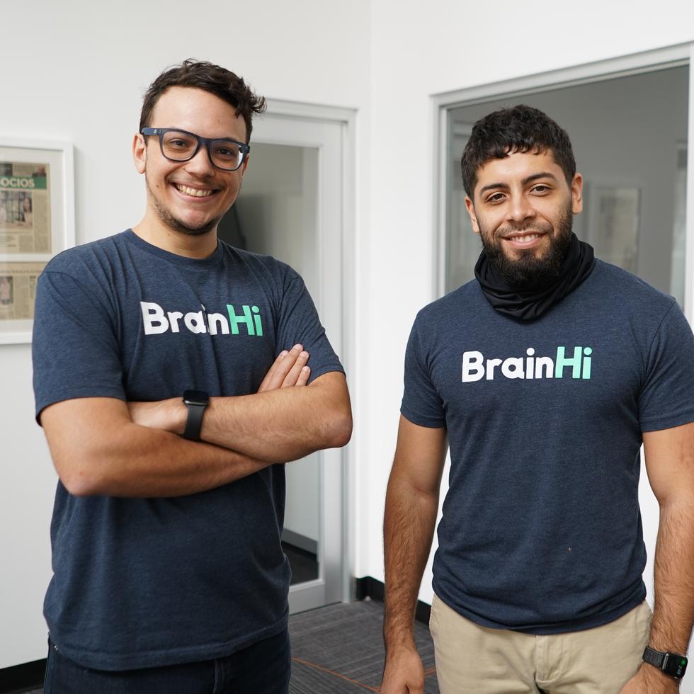 Emmanuel Oquendo e Israel Figueroa (a la derecha) fundaron BrainHi en 2017 mientras eran estudiantes en el RUM. Hoy lideran una empresa reconocida en Forbes 30 Under 30 que ingresará $3 millones anuales.