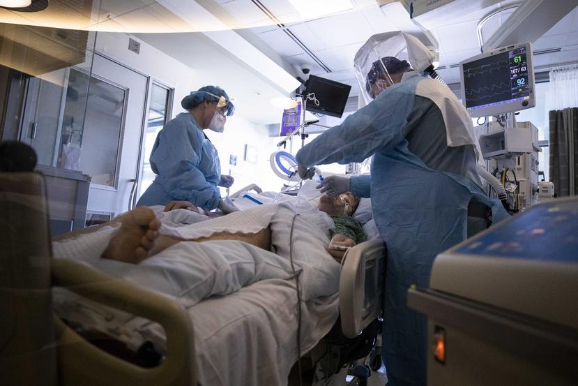La Mesa (United States), 22/04/2020.- Nurse Anne Boyd (L) and nurse Anthony Napoli (R) check on a patient infected by COVID-19 in the ICU (Intensive Care Unit) of the Sharp Grossmont Hospital amid the coronavirus pandemic in La Mesa, North of San Diego, California, USA, 22 April 2020. (Estados Unidos) EFE/EPA/ETIENNE LAURENT