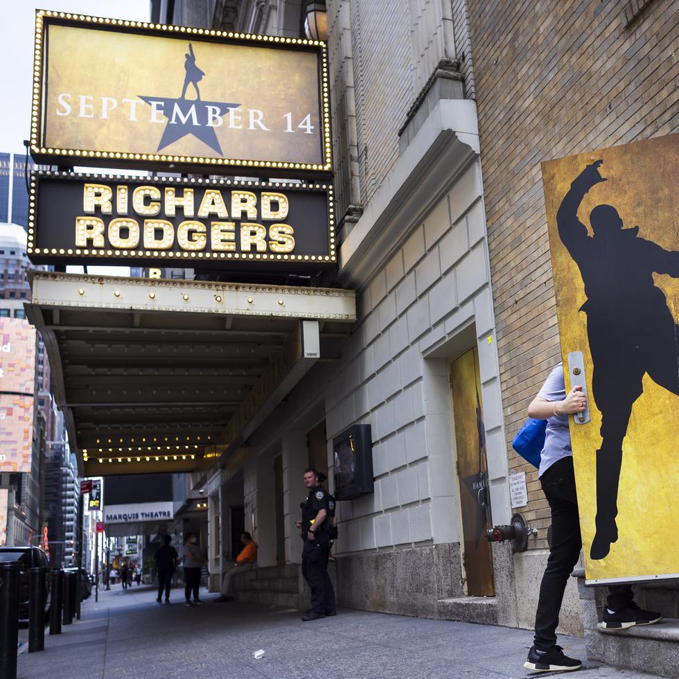 Una persona entra por la puerta del escenario en el teatro Richard Rodgers donde se representa el musical 'Hamilton' en Broadway, Nueva York.