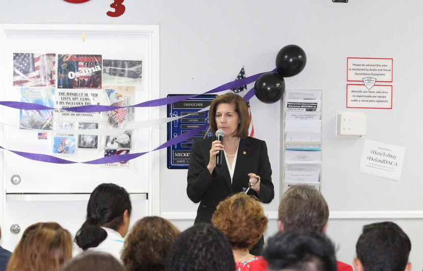 La senadora demócrata por Nevada, Catherine Cortez Masto (con micrófono), es una de las políticas que más emplea el español en sus comunicaciones. (Archivo / EFE)