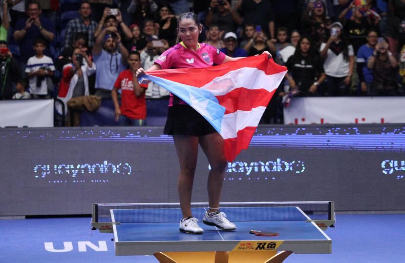 La utuadeña Adriana Díaz, con bandera en mano, festejó por todo lo alto su título en la Copa Panamericana en el coliseo Mario “Quijote” Morales de Guaynabo al contar con el respaldo de la fanaticada boricua en las gradas.