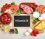 La vitamina B se puede encontrar en proteínas animales, lácteos, cereales y en algunos vegetales de hojas verdes.