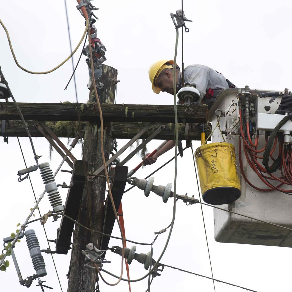 La AEE espera que para el viernes, el 99% de los clientes sin energía eléctrica en la zona de San Juan, ya cuenten con el servicio. (Archivo / GFR Media)