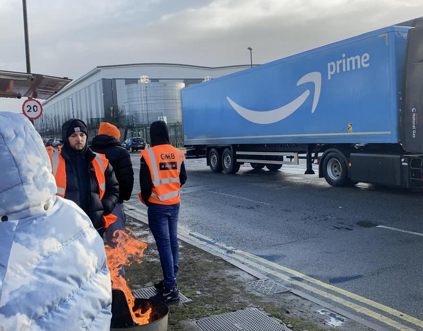 Un camión de la empresa Amazon cruza un piquete durante la huelga llevada a cabo por un grupo de trabajadores del centro de distribución BHX4 de Amazon en Coventry, Reino Unido, este martes. EFE/ Judith Mora