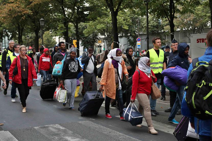 A media mañana, más de un millar de personas habían sido trasladadas a albergues temporales, según un funcionario del gobierno regional de París. (AP)