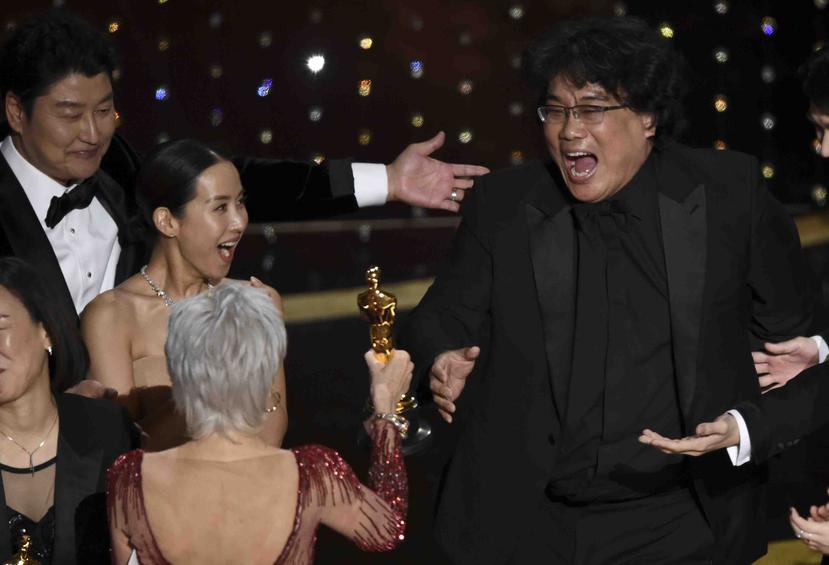 El director Bong Joon Ho reacciona tras ganar mejor película por "Parasite". (AP/Chris Pizzello)