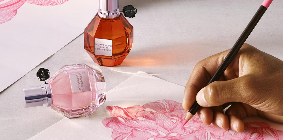 Presentada en 2005, Flowerbomb Eau De Parfum es una fragancia fresca y floral.