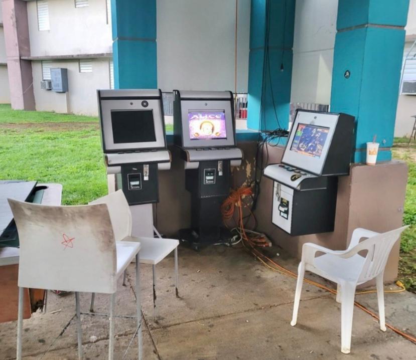 Algunas de las máquinas tragamonedas que ocupó la Policía en el residencial Virgilio Dávila.