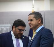 El gobernador Pedro Pierluisi junto al secretario de Salud, Carlos Mellado, durante una conferencia de prensa.