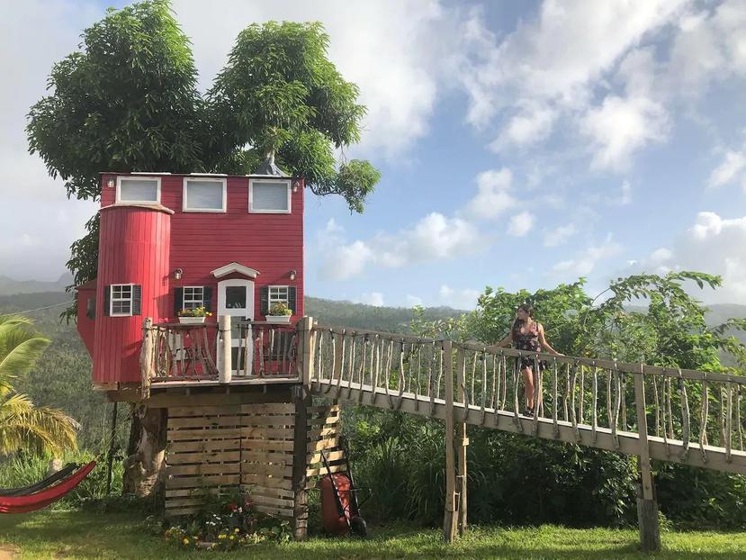 El Yunque View Treehouse en Río Grande se encuentra en medio de la selva tropical, envolviendo a sus huéspedes en la flora y fauna nativa.  (Suministrada)